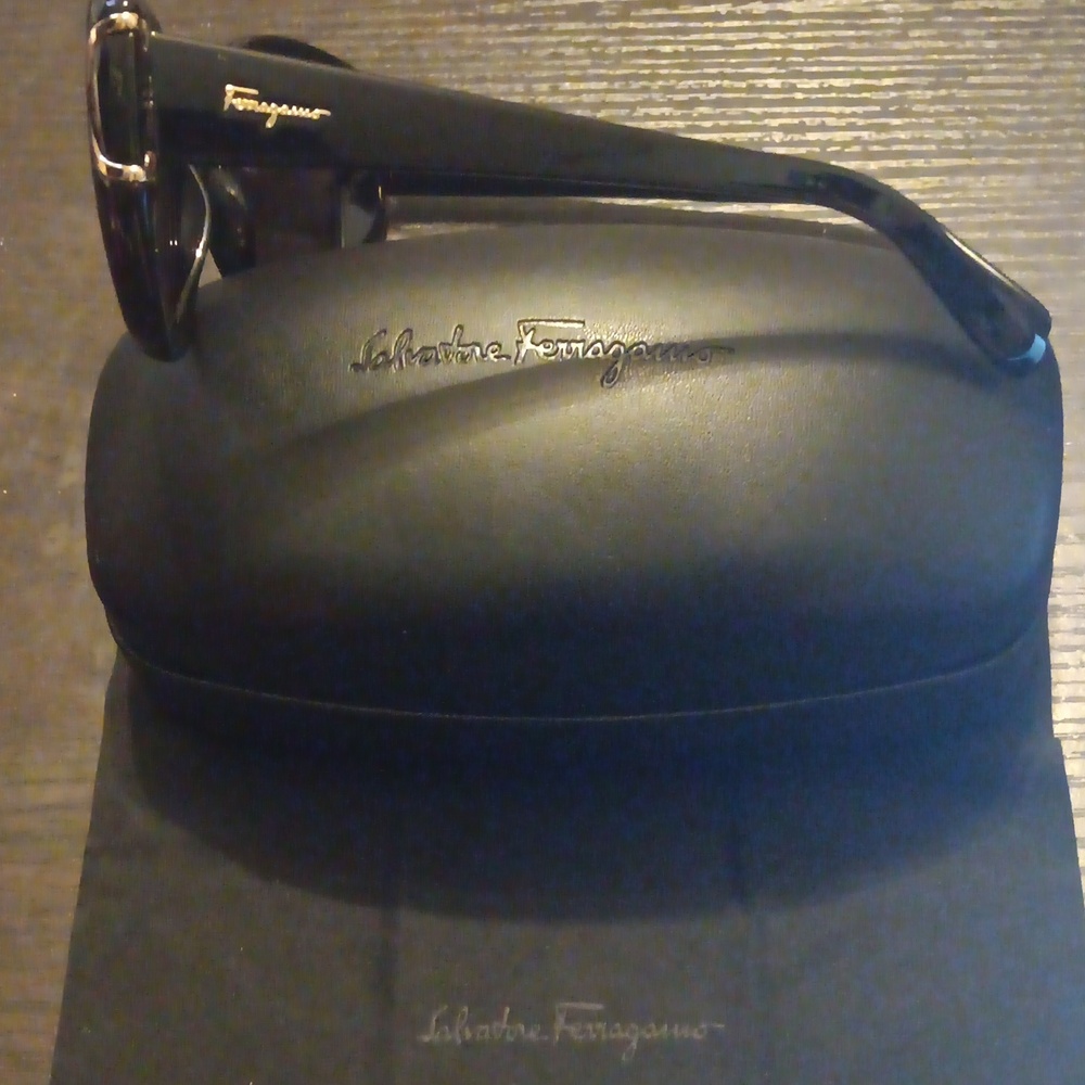 Salvatore Ferragamo Black Sunglasses With A Branded Case & Cleaning Cloth (EUC) - Picture 4 of 8